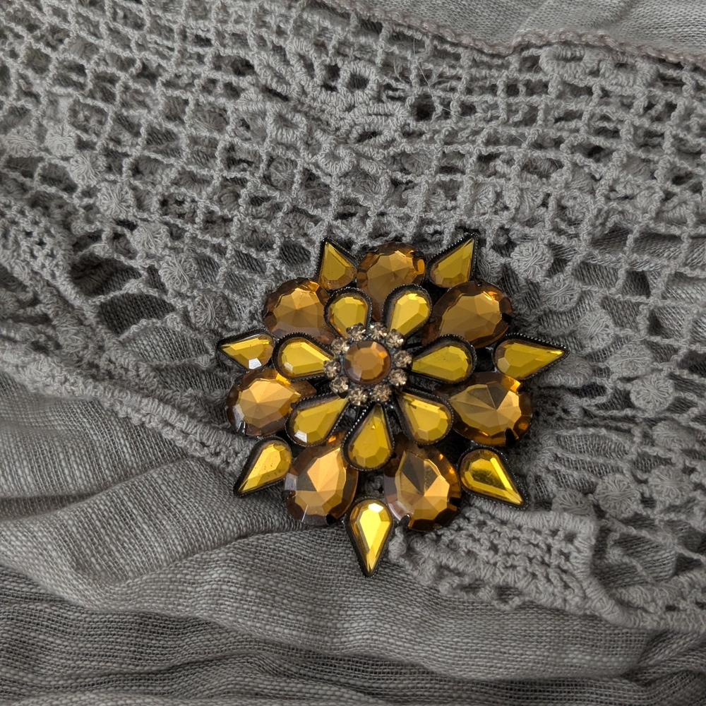 Elegant Gold Floral Brooch